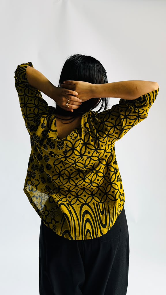 Curved Kamon Essential Blouse